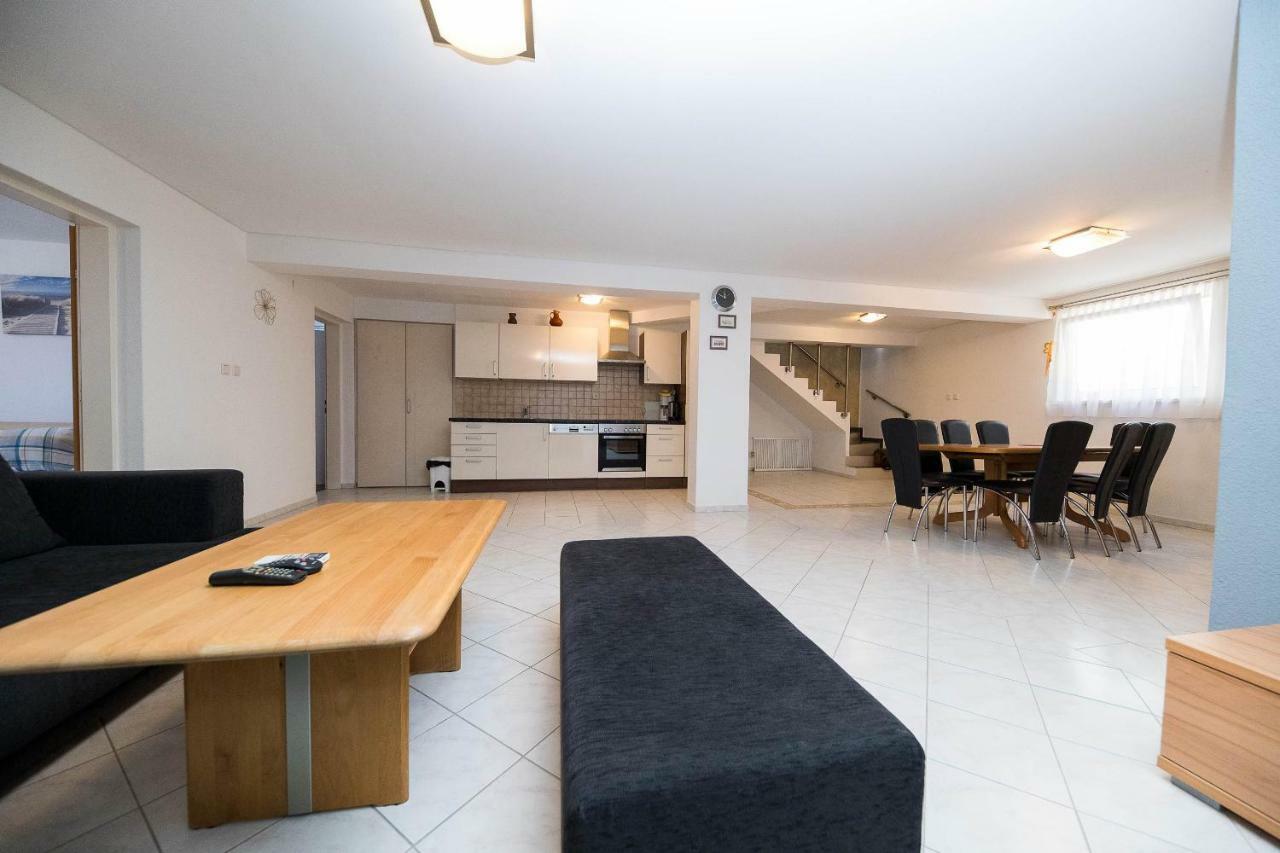 Moderne Souterrainwohnung Цриквеница Экстерьер фото