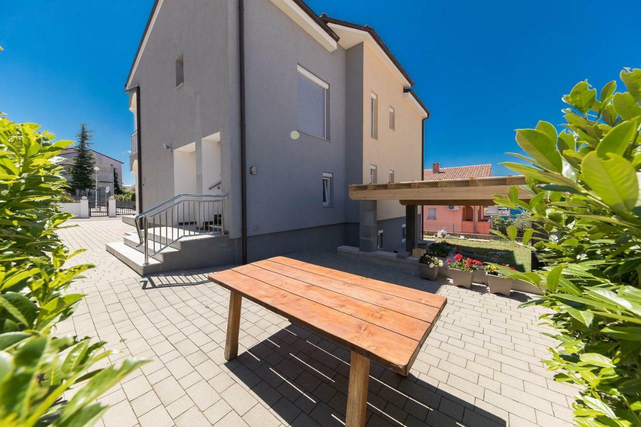Moderne Souterrainwohnung Цриквеница Экстерьер фото
